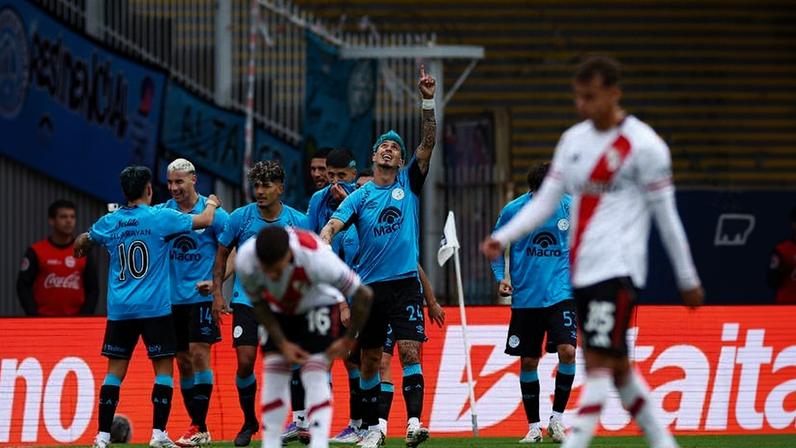 Jogadores do Belgrano comemoram gol de Leonardo Morales contra o River Plate no estádio Mario Alberto Kempes, em Córdoba