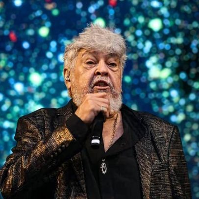 Sidney Magal distribui rosas a fãs vestidas de cigana na Virada Cultural