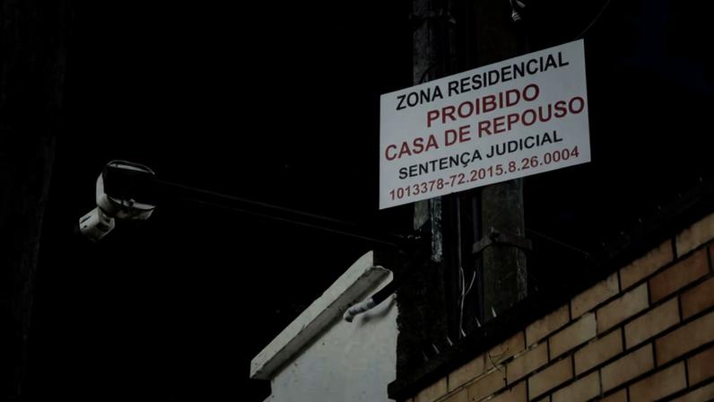 Cartaz colocado em rua na Lapa, zona oeste de São Paulo, onde associação de moradores pedem a retirada de casas de idosos