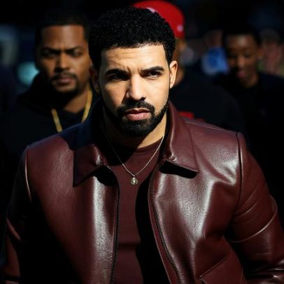 Drake estreia três álbuns no Top 3 da Billboard 200, recorde histórico