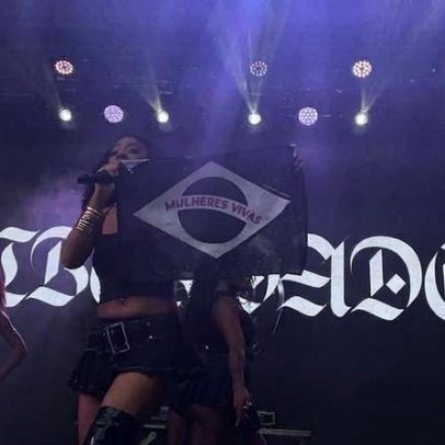 Ajulliacosta protesta contra feminicídio durante show na Virada Cultural