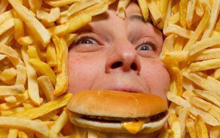 Tamanho das porções, principalmente de fast food e ultraprocessados, começou a aumentar nos EUA nos anos 1980
