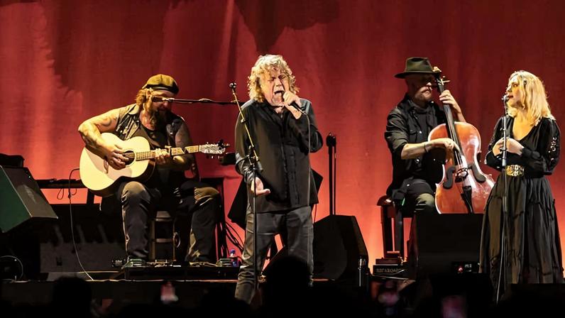 O cantor britânico Robert Plant se apresenta no C6 Fest