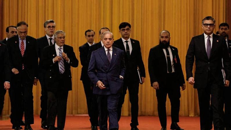 Primeiro-ministro do Paquistão, Shehbaz Sharif, chega no Grande Salão do Povo, em Pequim, para encontro com Xi Jinping