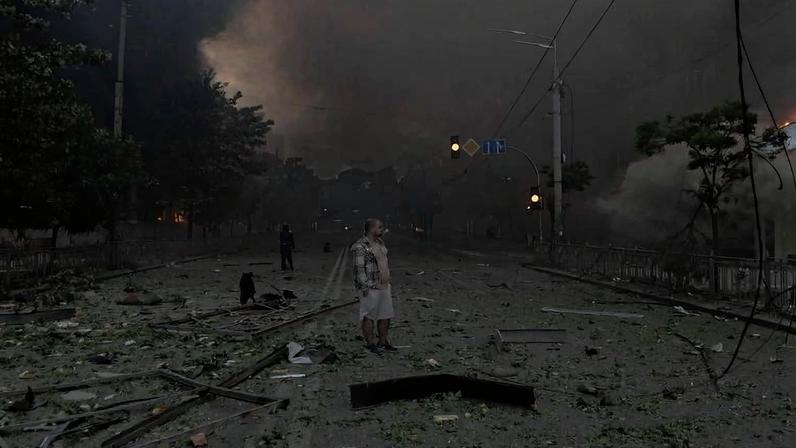 Moradores de Kiev em meio aos destroços após o ataque de domingo (24) promovido pela Rússia