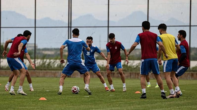 Jogadores da seleção iraniana durante sessão de treinamento em Antalya, na Turquia