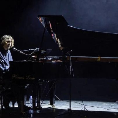 Cameron Winter encanta auditório com piano e voz no C6 Fest