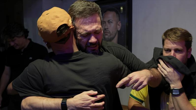 Neymar abraça fisioterapeuta Rafael Martini logo após ser convocado para a Copa 2026