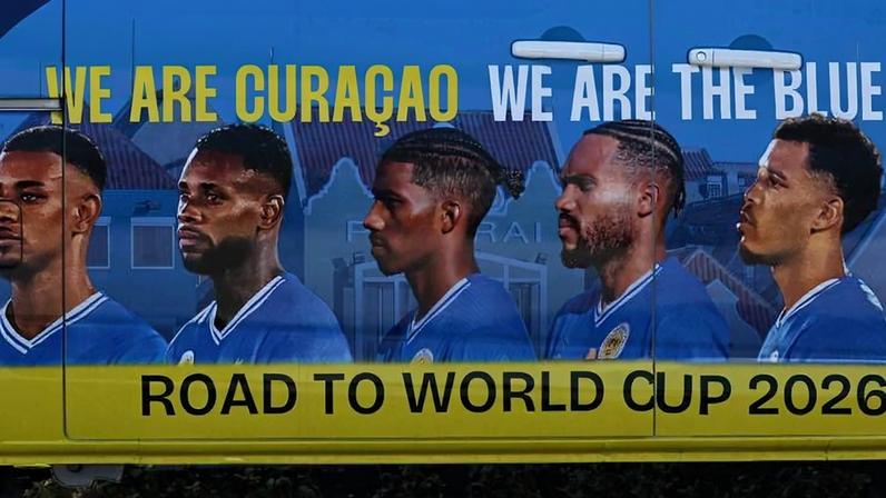 Adesivo em lateral de veículo em Willemstad, capital de Curaçao, que mostra jogadores da seleção em abril deste ano