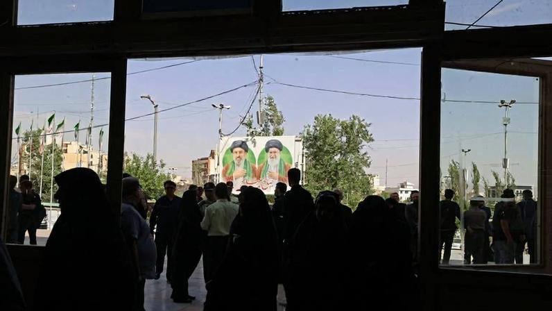 Iranianos participam de celebração em homenagem aos mortos em conflitos passados e nesta guerra, em mesquita em Teerã