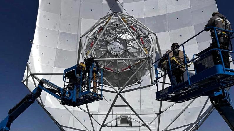 Trabalhadores em um protótipo do Next Generation Very Large Array no Observatório Nacional de Radioastronomia, no Novo México