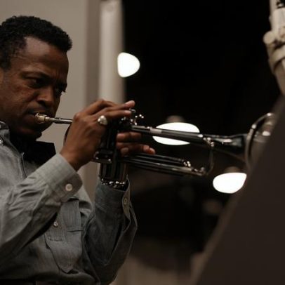 Miles Davis associa jazz engajado à vida com postura irreverente e radical