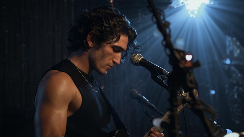 Ausência de Justin (Josh Heuston) ocorre após fim do triângulo amoroso com Hannah e Garrett