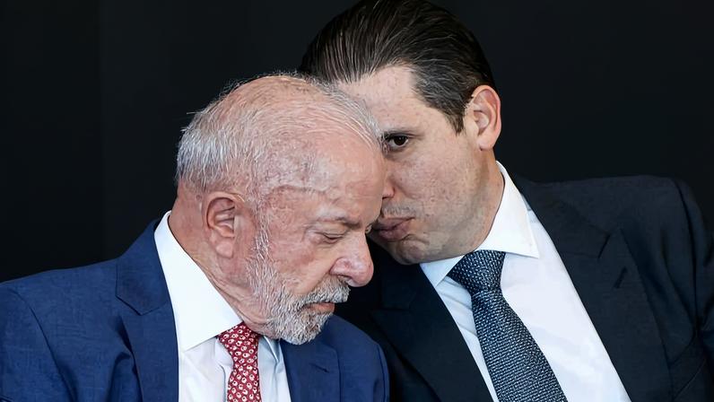 Presidente Lula conversa com o presidente da Câmara dos Deputados, Hugo Motta, durante evento no Palácio do Planalto