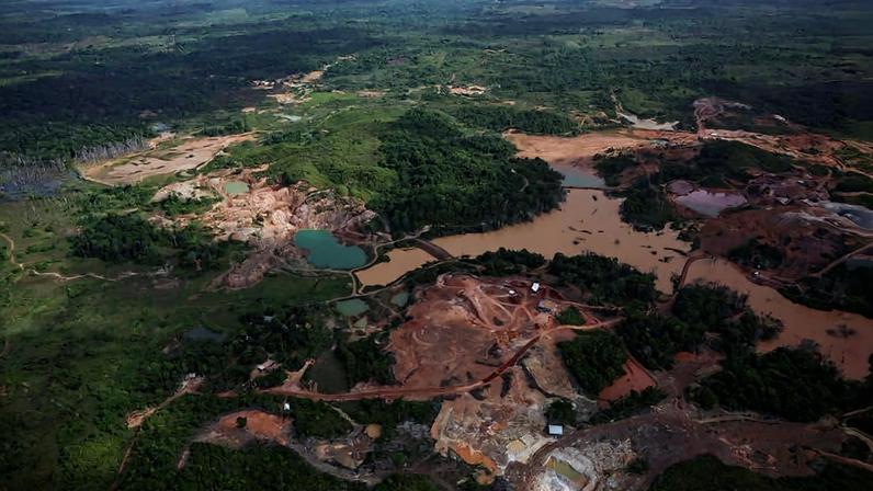 Garimpo de ouro na floresta amazônica perto de Cachoeira do Piria (PA)