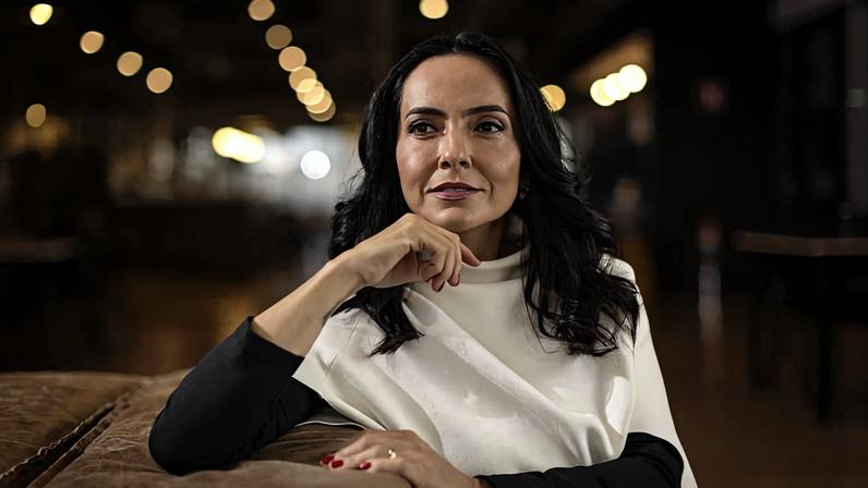 A jornalista Izabella Camargo, 45, recebeu diagnóstico de burnout em 2018; hoje ela diz saber a importância das pausas