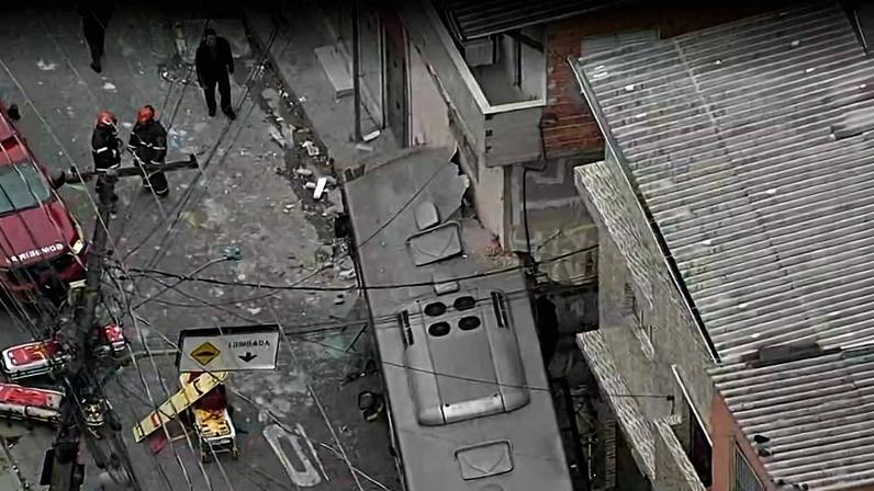 Ônibus invadiu sobrado em rua da zona oeste de São Paulo