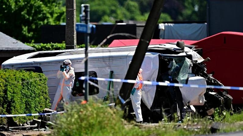 Policiais inspecionam área em que trem colidiu com ônibus escolar em Buggenhout, na Bélgica