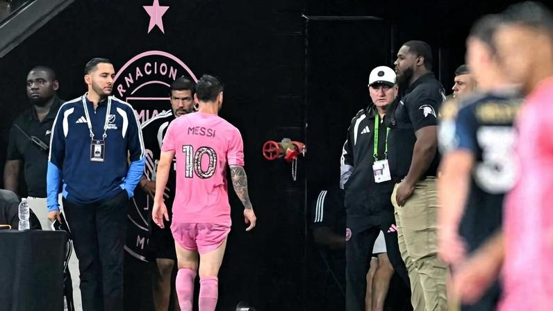 Messi deixa o campo após sentir lesão em duelo entre Inter Miami e Philadelphia Union no Nu Stadium, em Miami