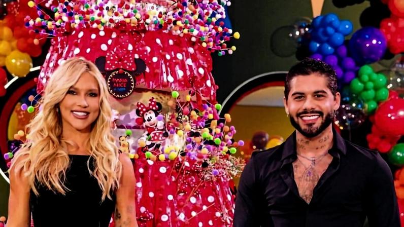 Virginia Fonseca posa com Zé Felipe em festa da filha