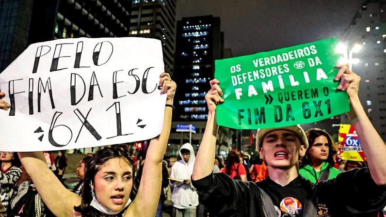 Manifestação em defesa do fim da escala 6×1 e da redução da jornada de trabalho sem redução salarial, nessa segunda-feira (25), na avenida Paulista, em frente ao Masp.