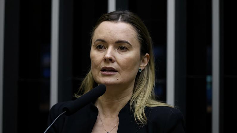 A deputada Julia Zanatta (PL - SC) durante discussão e votação de propostas legislativas no plenário da Câmara dos Deputados.