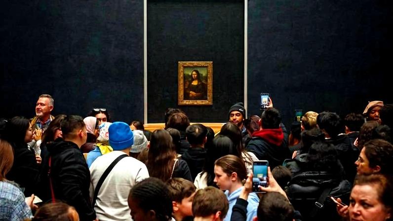 Turistas tiram fotos próximos a 'Mona Lisa'