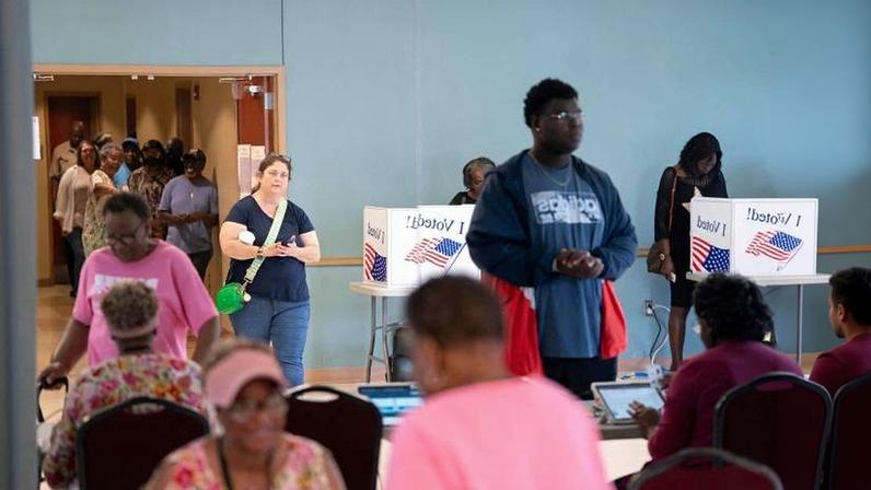 Eleitores votam na Carolina do Sul para as primárias da eleição de meio de mandato no estado; nos EUA, em quase todos os estados é possível votar antes da data eleitoral