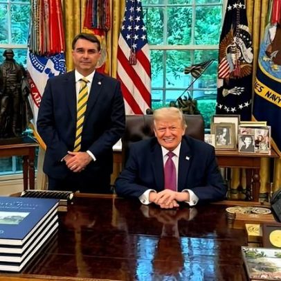 Flávio Bolsonaro e Eduardo participam de encontro com Trump