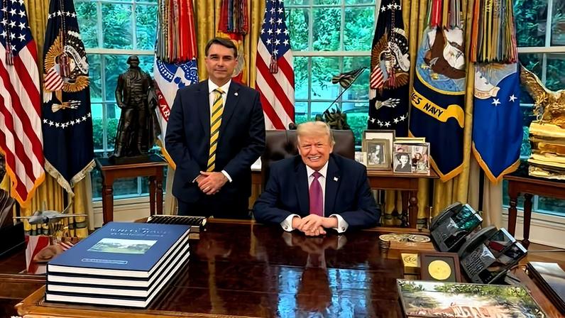 Flávio Bolsonaro, o influenciador Paulo Figueiredo e Eduardo Bolsonaro com Donald Trump em encontro na Casa Branca, nesta terça-feira (26)