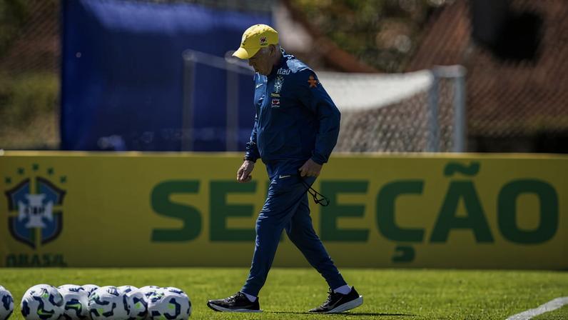 Técnico Carlo Ancelotti durante treino na Granja Comary, em Teresópolis