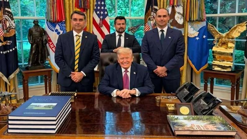 Flávio Bolsonaro, Paulo Figueiredo e Eduardo Bolsonaro com Donald Trump em encontro na Casa Branca, nesta terça-feira (26)