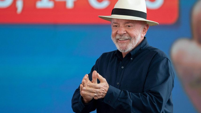 O presidente Lula, de chapéu por causa do procedimento no couro cabeludo, durante entrega de unidades do Minha Casa Minha Vida em Manaus, nesta terça (26)
