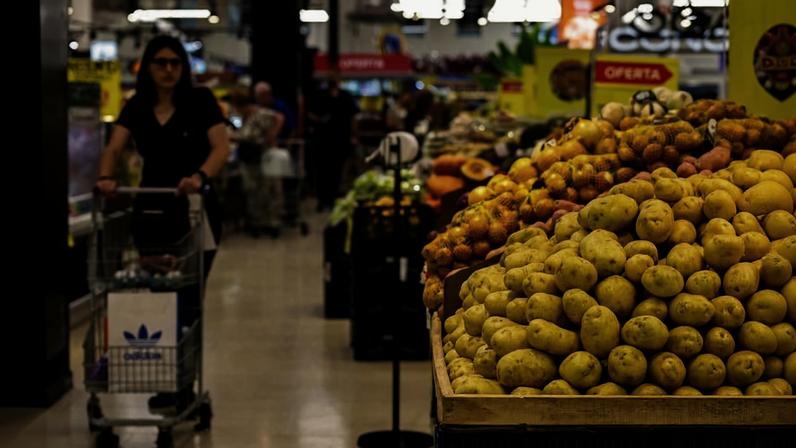 Consumidora faz compras em setor de alimentos de supermercado em São Paulo