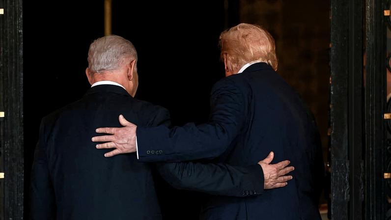O presidente dos Estados Unidos, Donald Trump (dir.), e o premiê de Israel, Binyamin Netanyahu, no resort do americano em Mar-a-Lago, na Flórida