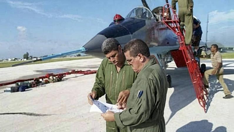 Imagem não datada anexada ao processo contra Raúl Castro mostra tenente-coronel Luis Raúl González-Pardo (à esq.) diante de aeronave da Força Aérea Cubana