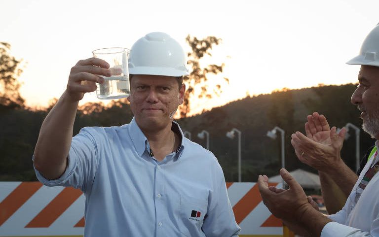 O governador Tarcísio de Freitas durante entrega da 1ª etapa da Estação de Tratamento de Esgoto de Perus, na zona norte de São Paulo