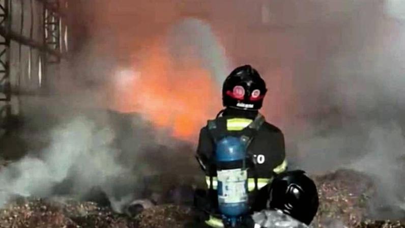 Bombeiros tentam combater incêndio em barracão de amendoim e palha, em Pompeia (SP)