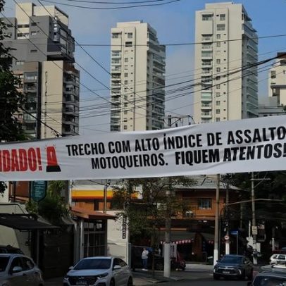 Moradores instalam faixa para alertar sobre assaltos na zona oeste de SP