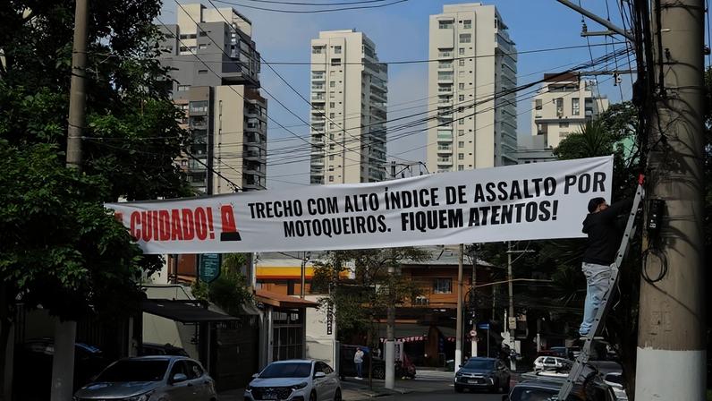 Faixa instalada por moradores ficou por menos de duas horas no local
