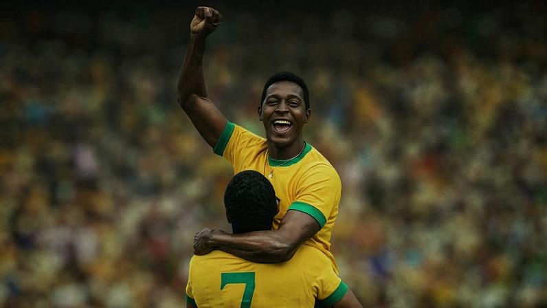 Jairzinho (Gui Ferraz) carrega Pelé (Lucas Agrícola) após gol do Rei do Futebol na final contra a Itália, jogo retratado na série 'Brasil 70 - A Saga do Tri'