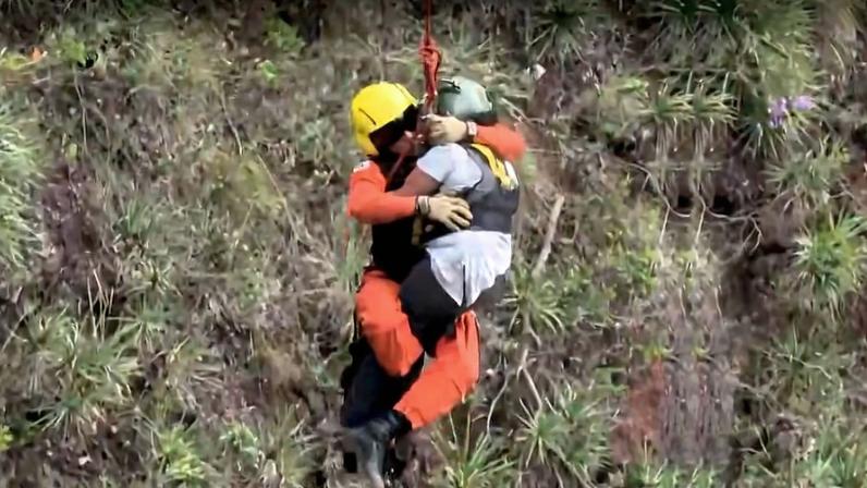 Mulher jogada em penhasco é resgatada por bombeiro em Minas Gerais