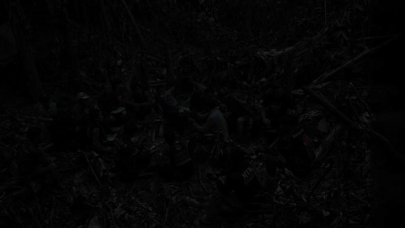 Equipe de resgate do lado de fora da caverna onde as pessoas ficaram presas, no Laos