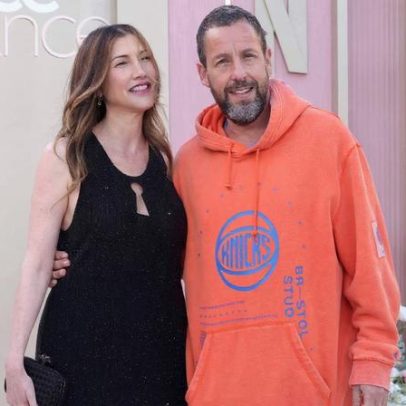 Adam Sandler vai de moletom a estreia do filme da esposa e recebe críticas