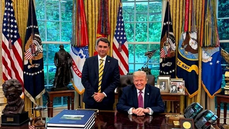 foto postada pelo senador Flávio Bolsonaro (PL-RJ) após encontro com o presidente americano, Donald Trump.