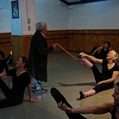 Professora de balé de 100 anos transforma vidas de idosas no Chile