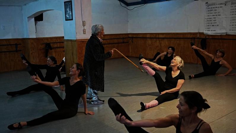 A bailarina centenária Evelyn Cordero ensina alunas de 50 a 80 anos durante uma aula no Conservatório de Dança Experimental em Santiago, no Chile