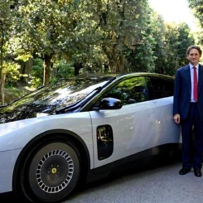 Ferrari apresenta seu primeiro carro elétrico e mostra-o ao papa