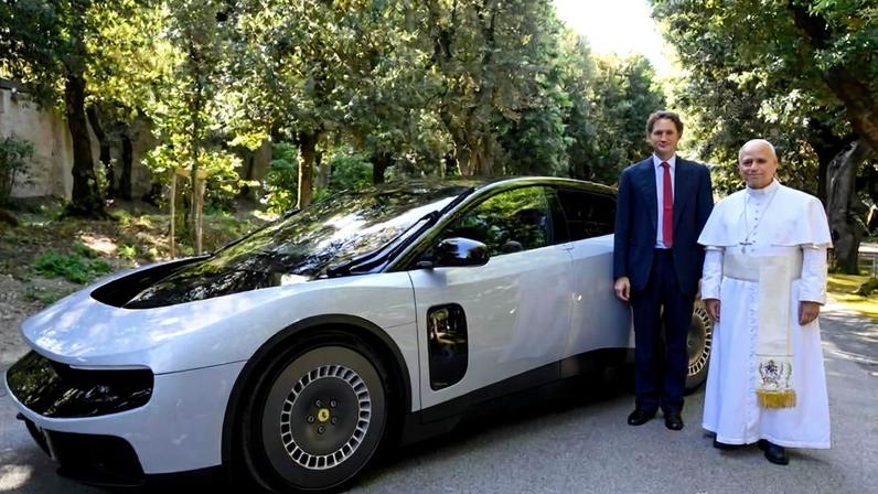 Presidente da Ferrari, John Elkann, e papa Leão 14 ao lado do primeiro modelo 100% elétrico da marca italiana
