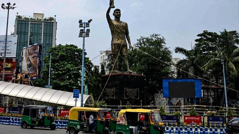 Estátua de Messi presa a cordas para não desabar em rua de Calcutá